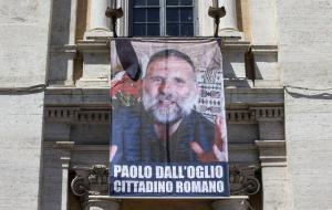 La gigantografia di padre Paolo Dall'Oglio esposta al Campidoglio, 29 luglio 2015 a Roma. ANSA/ MASSIMO PERCOSSI